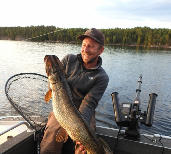 Till hat beim Angeln einen Meter Hecht gefangen